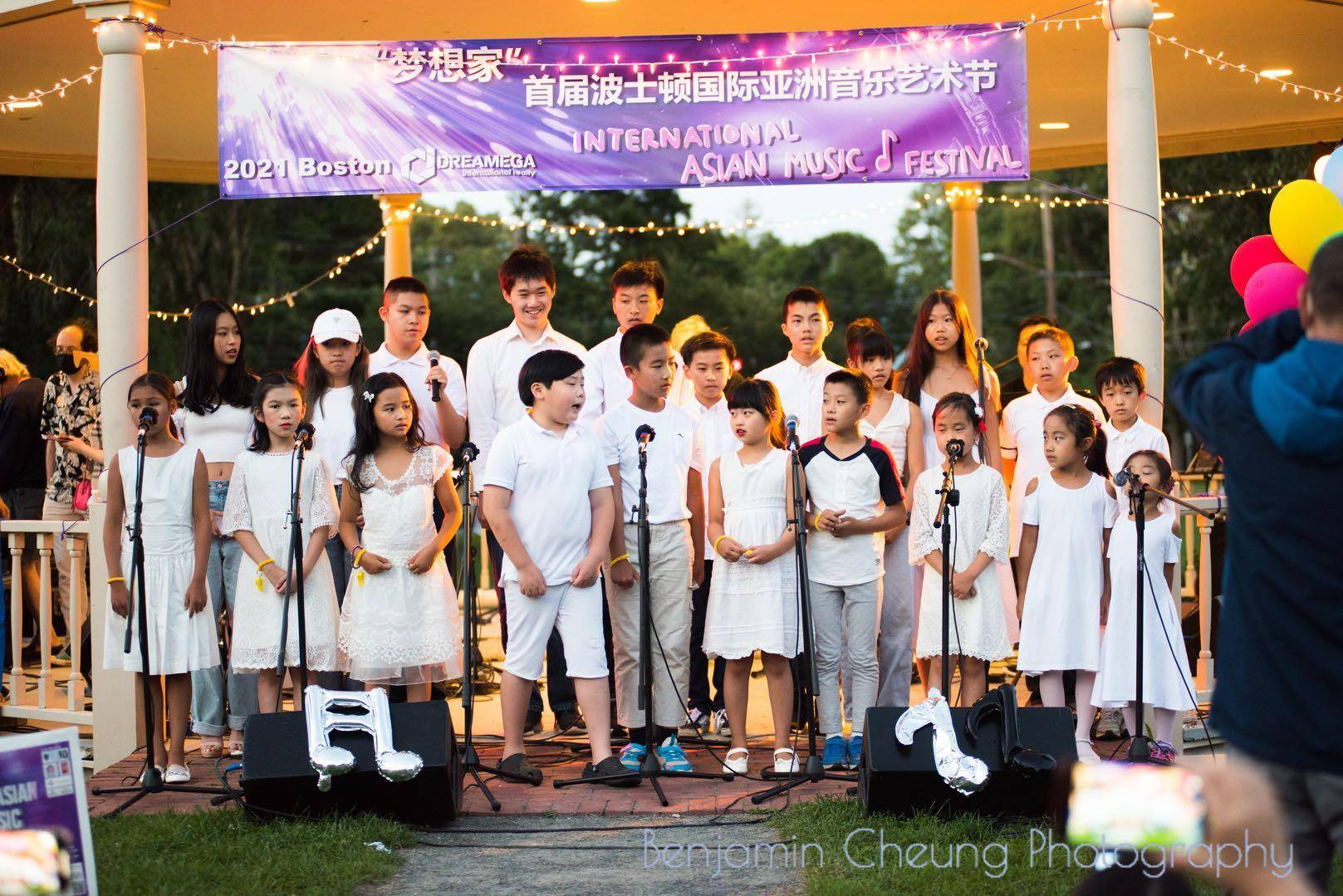 Children singing in Lexington center